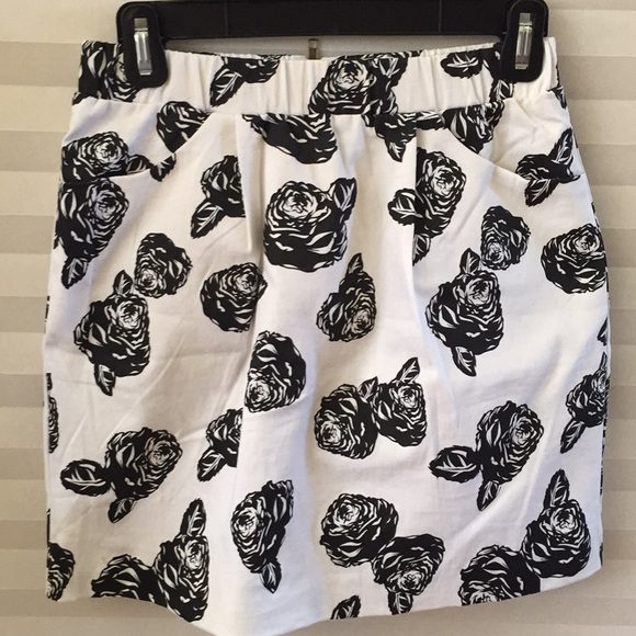 Pim + Larkin XS  white with Blk flowers mini skirt - Picture 6 of 8